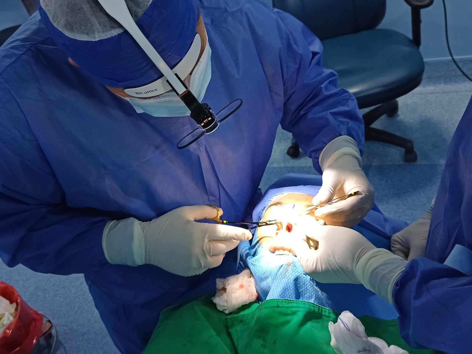 Dr. Roy Acosta durante la valoración de la nariz de una paciente en consulta
