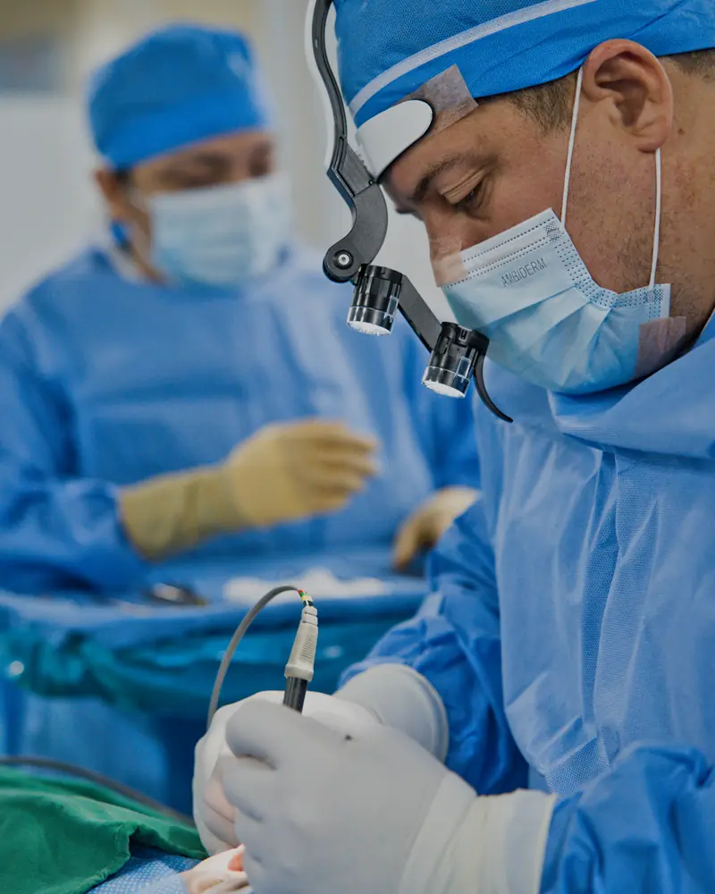 Dr. Roy Acosta Valerín realizando una rinoplastia ultrasónica en el Hospital Internacional La Católica