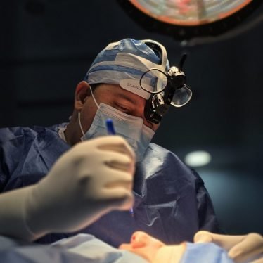 dr roy acosta especialista en cirugia de nariz operando